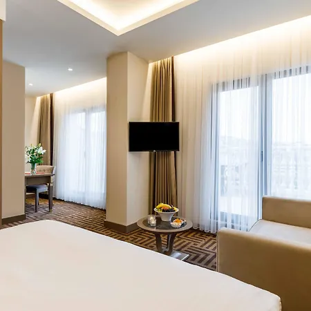 Hotel Ramada By Wyndham Istanbul Golden Horn 4*